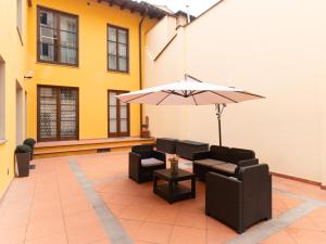 un patio con due sedie e un ombrellone di I Fragoli al David a Firenze