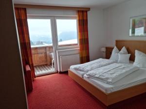 Łóżko lub łóżka w pokoju w obiekcie Gasthof und Hotel Rieder GmbH