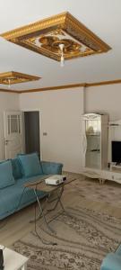 - un salon avec un canapé bleu et une table dans l'établissement TERMAL LUX HOUSE, à Yalova