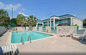 - une piscine en face d'une maison dans l'établissement FairBridge Inn Express Natchez, à Natchez