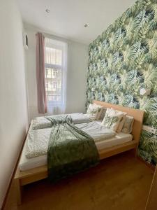 Schlafzimmer mit einem Bett und einem Fenster in der Unterkunft Boutique HomeR1274 Apartment #3bedroom #freeparking in Budapest