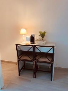 a table with a lamp and a plant on it at Corte 22 B&b e Appartamenti in Borgomanero