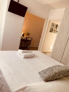 a bed with two towels on it in a room at Corte 22 B&b e Appartamenti in Borgomanero