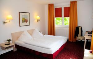 Postel nebo postele na pokoji v ubytování Hotel Blankenese