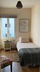 Schlafzimmer mit einem Bett und einem Fenster in der Unterkunft Apartamento paula in San Miguel de Abona