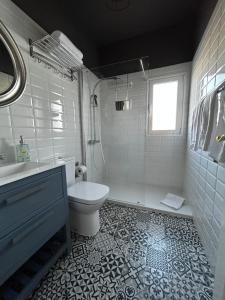 a bathroom with a toilet and a sink and a shower at Apartamento paula in San Miguel de Abona