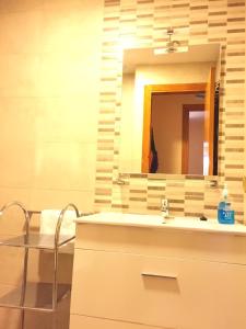 a bathroom with a sink and a mirror at APARTAMENTO DE 2 DORMITORIOS APARTACLUB in Chiclana de la Frontera