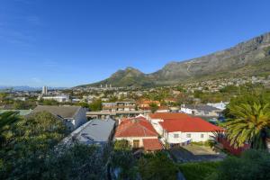a view of a town with mountains in the background at Loft Apartment off Kloof with Table Mountain views in Cape Town
