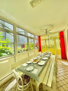 una grande sala da pranzo con un lungo tavolo e sedie di Hotel Odeon a Rimini