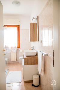 une salle de bain avec lavabo et douche dans l'établissement La Casita, Pescara, à Pescara