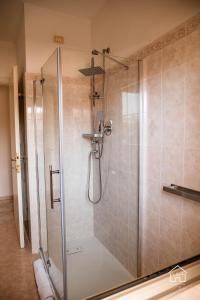 baño con cabina de ducha con puerta de cristal en La Casita, Pescara, en Pescara