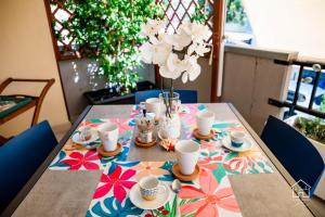 una mesa con tazas y platillos en la parte superior en La Casita, Pescara, en Pescara