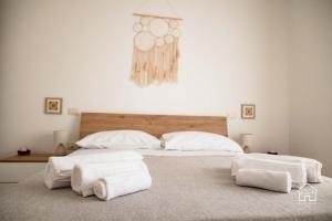 1 dormitorio con 2 camas y toallas en el suelo en La Casita, Pescara, en Pescara