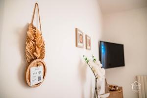 une chambre avec un panneau suspendu au mur dans l'établissement La Casita, Pescara, à Pescara