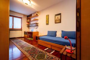 een slaapkamer met een bed en een bureau in een kamer bij i cedri in Turijn