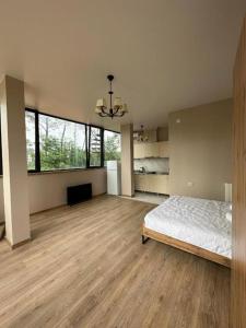 1 dormitorio grande con 1 cama y ventana grande en Lilus Apartament Shekvetili en Shekhvetili
