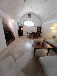 - un salon avec un canapé et une table dans l'établissement La piccola maison, à Mola di Bari