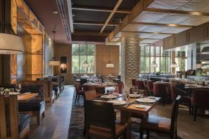 فندق ريتز-كارلتون، دالاس في دالاس: غرفة طعام مع طاولات وكراسي خشبية
