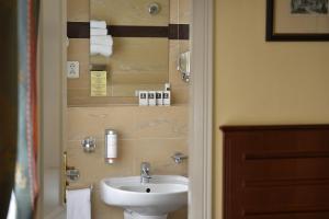La salle de bains est pourvue d'un lavabo et de toilettes. dans l'établissement Hotel Certovka, à Prague