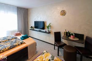 una habitación de hotel con una cama y un televisor en Privat Air - Pavcina Lehota, en Liptovský Mikuláš