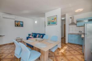 Kuchyňa alebo kuchynka v ubytovaní Apartment Moderna Soline + 17 fotografií