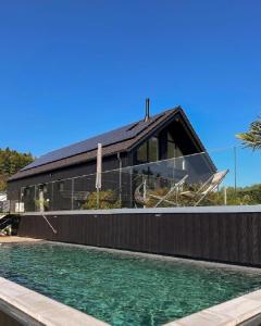 uma casa com uma piscina em frente em Chalet Romantik em Freyung