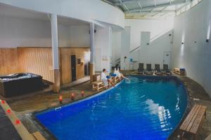 Bazén v ubytování Latchi Escape Hotel and Suites nebo v jeho okolí
