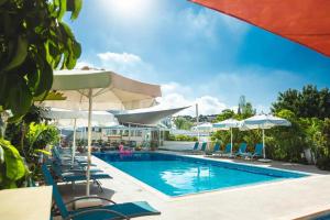 Bazén v ubytování Latchi Escape Hotel and Suites nebo v jeho okolí