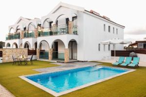 Bazén v ubytování Latchi Escape Hotel and Suites nebo v jeho okolí