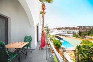Bazén v ubytování Latchi Escape Hotel and Suites nebo v jeho okolí
