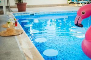 Bazén v ubytování Latchi Escape Hotel and Suites nebo v jeho okolí