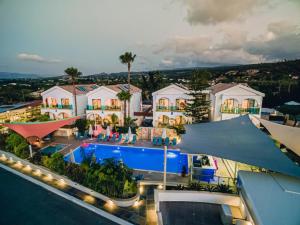 Bazén v ubytování Latchi Escape Hotel and Suites nebo v jeho okolí