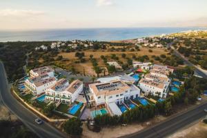 Bazén v ubytování Latchi Escape Hotel and Suites nebo v jeho okolí