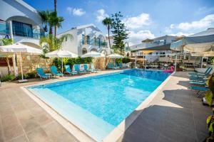 Bazén v ubytování Latchi Escape Hotel and Suites nebo v jeho okolí