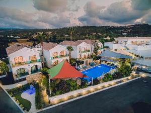 Bazén v ubytování Latchi Escape Hotel and Suites nebo v jeho okolí