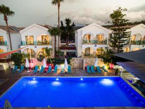 Bazén v ubytování Latchi Escape Hotel and Suites nebo v jeho okolí