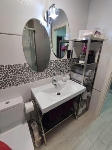 a bathroom with a sink and a mirror at PRECIOSO APTO 1 LINEA PLAYA VISTAS AL MAR in Sitio de Calahonda