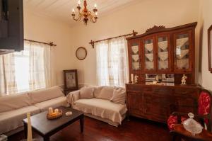 een woonkamer met een bank en een tafel bij Village House Volada in Karpathos