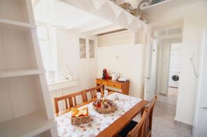 een keuken en eetkamer met een tafel en stoelen bij Village House Volada in Karpathos