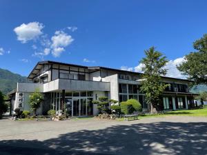 un grande edificio con panchine di fronte ad esso di Togawaso a Fujikawaguchiko