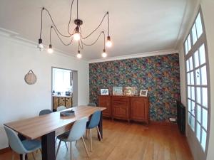 卡爾艾普盧蓋的住宿－VILLA CLARETTE，一间带木桌和椅子的用餐室