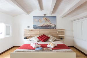 ノートにあるAl Cortile dei Gesuitiのベッドルーム1室(壁に絵画が描かれた大型ベッド1台付)