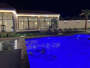 una casa con piscina por la noche en The calm Zone, 