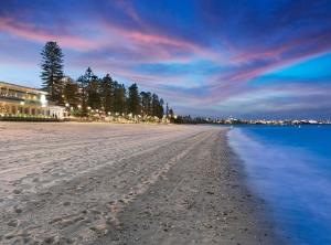 uma vista para a praia à noite em The South bay's home-Small RoomB em Sydney