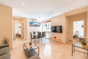 Televízia a/alebo spoločenská miestnosť v ubytovaní Gran apartamento de 3 habitaciones junto a la Catedral