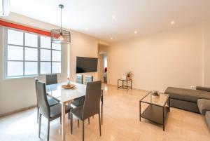 Televízia a/alebo spoločenská miestnosť v ubytovaní Gran apartamento de 3 habitaciones junto a la Catedral
