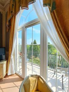 ein großes Fenster mit Blick auf einen Balkon in der Unterkunft Senator Gran Via in Będziemyśl