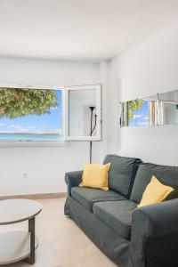 アリナガにあるCasa Daura Playa de Arinaga 2023 Reformedのリビングルーム(ソファ、テーブル付)
