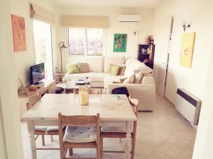a living room with a table and a couch at Driftwood Villa in Tragaki