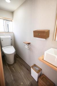 香川鍬と本的带马桶和水槽的浴室